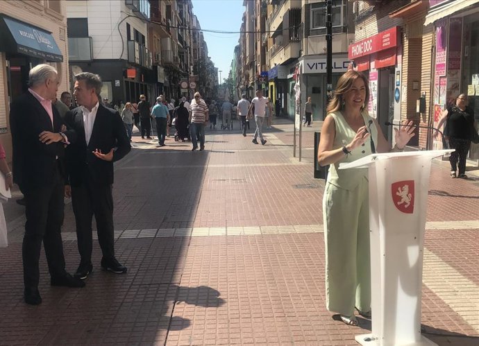 La alcaldesa de Zaragoza, Natalia Chueca, visita un edficio rehabilitado en Delicias