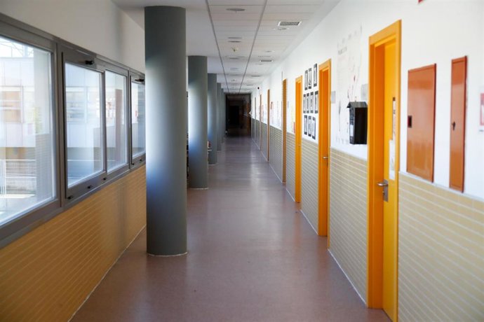 Archivo - Pasillo en el interior de un colegio.- Archivo