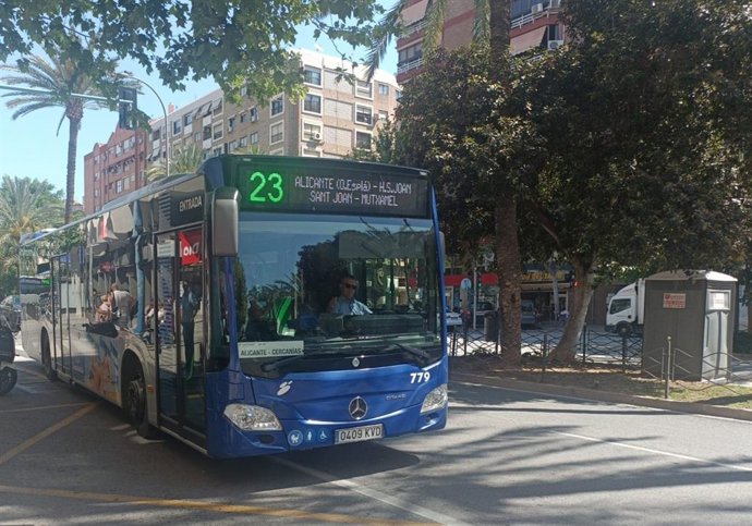Imagen de archivo de un autobús metropolitano de Alicante