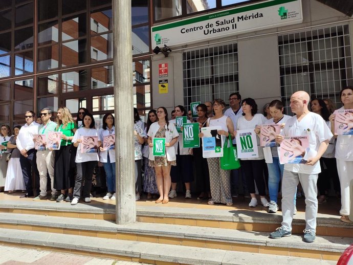 Trabajdores del Servicio Extremeño de Salud se concentran a las puertas del Centro de Salud Urbano II de Mérida para protestar contras las agresiones a sanitarios.