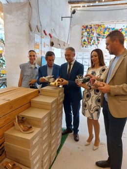 El director general de Impulso al Comercio, Innovación Empresarial e Industrias y Oficios Artesanales, Rafael Gómez, inaugura junto con el alcalde de Caravaca de la Cruz, José Francisco García, la nueva edición del ‘Youte Festival’