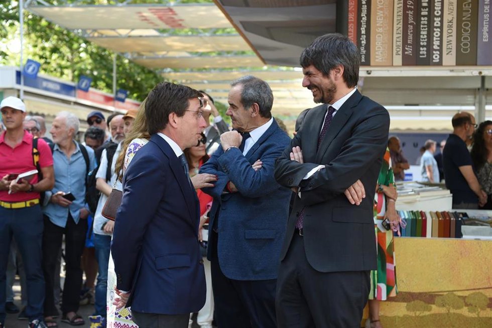 El alcalde de Madrid, José Luis Martínez-Almeida (i), y el ministro de Cultura, Ernest Urtasun (d), durante la inauguración de la 84 Feria del Libro de Madrid en el Parque del Retiro
