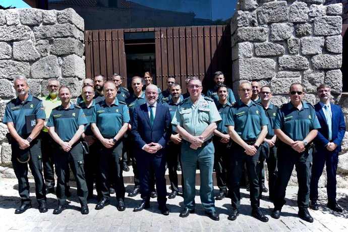 El delegado del Gobierno en la Comunidad de Madrid, Francisco Martín, junto a mandos de la Guardia Civil tras una reunión en Colmenar Viejo