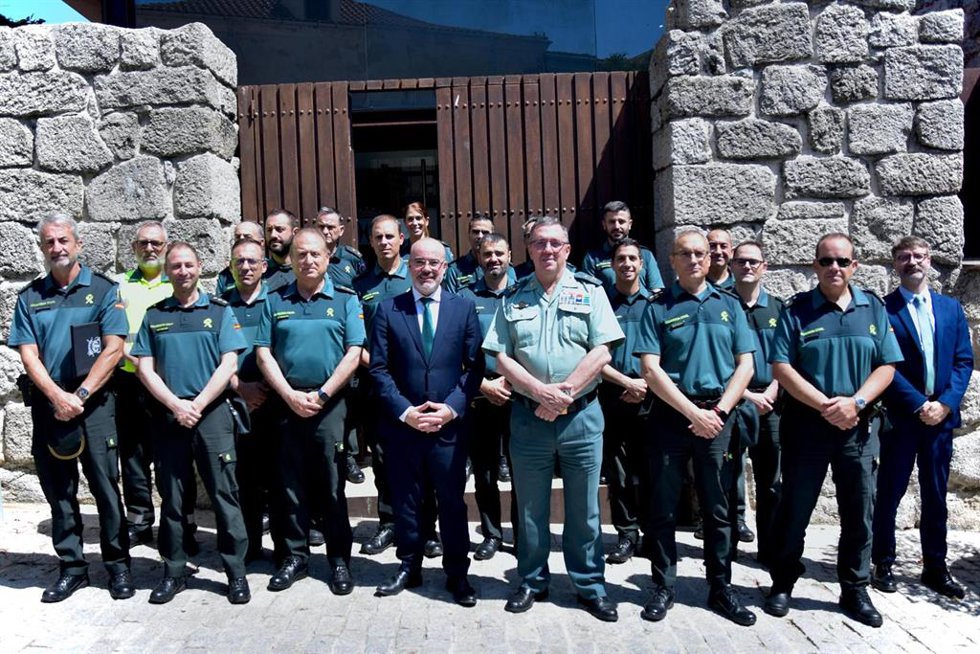 El delegado del Gobierno en la Comunidad de Madrid, Francisco Martín, junto a mandos de la Guardia Civil tras una reunión en Colmenar Viejo