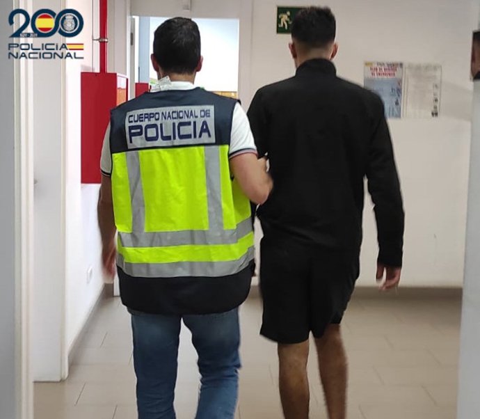 El detenido, en dependencias policiales conducido por un agente.