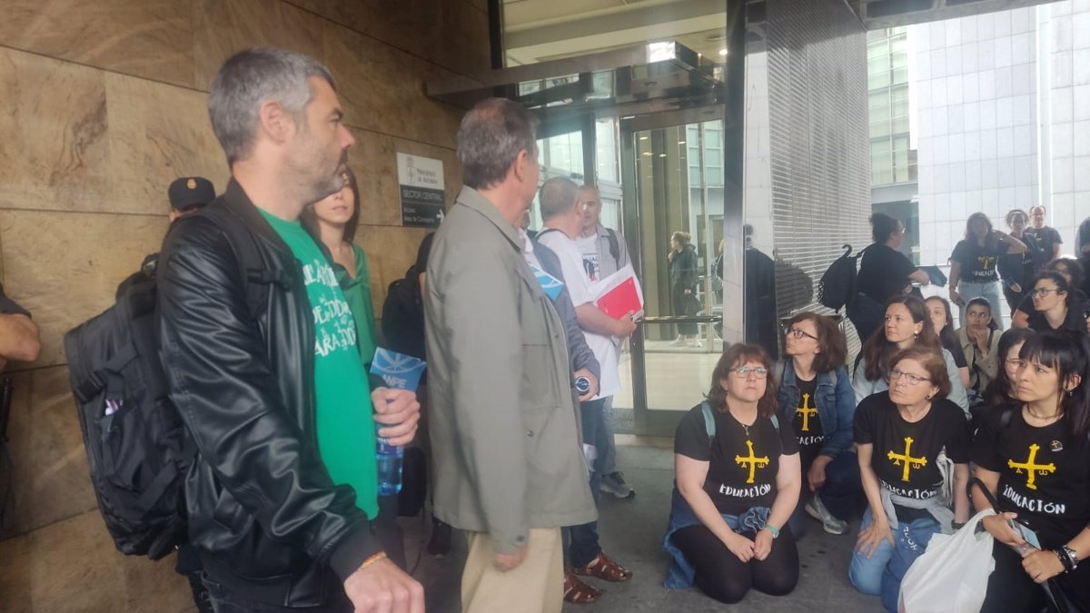 Los sindicatos de Educación mantienen la huelga y tildan de  vergüenza  la propuesta de la consejería