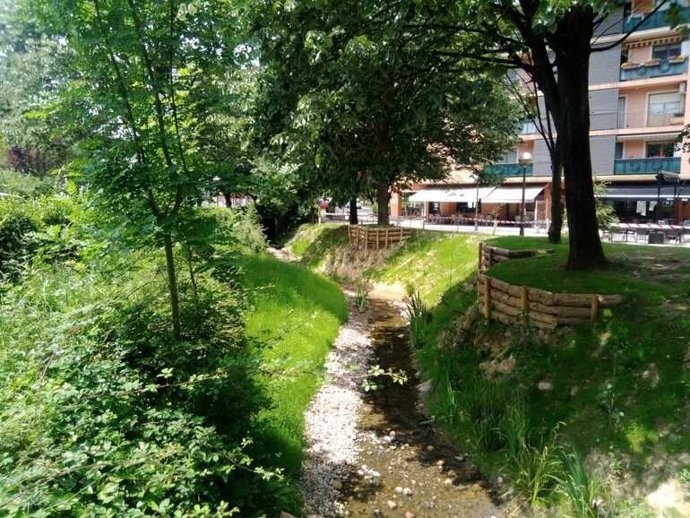 Lezoko Lopene plaza zeharkatzen duen Zubitxo erreka