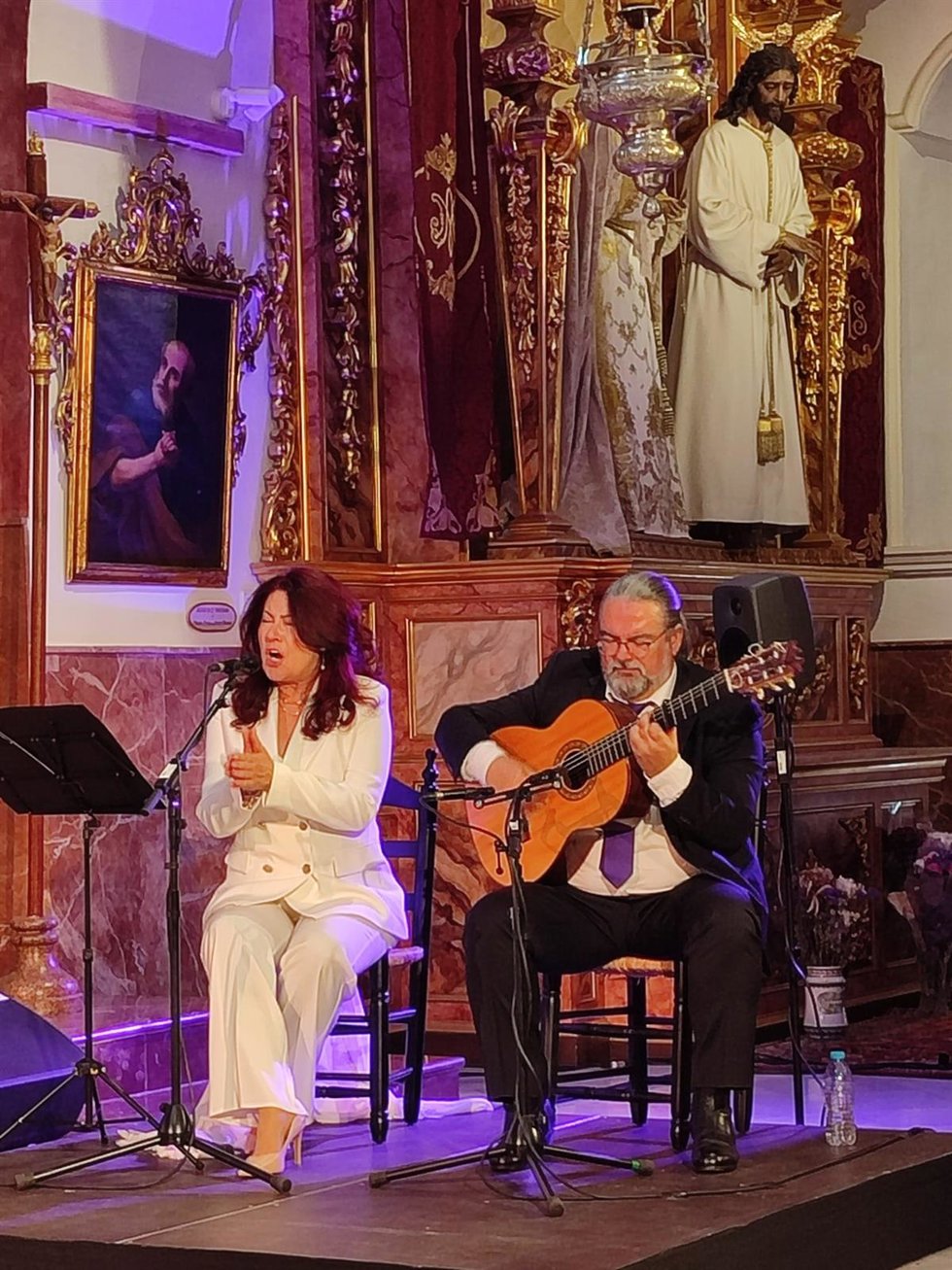 Los espectadores desde sus casas pudieron seguir la actuación de la cantaora Antonia Contreras, acompañada a la guitarra por Juan Ramón Caro, en la ceremonia religiosa oficiada por el párroco Rafael Pérez Pallarés.