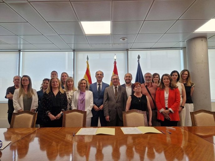 El consejero de Sanidad, José Luis Bancalero, con los firmantes del acuerdo y representantes del SALUD y del Departamento de Sanidad.