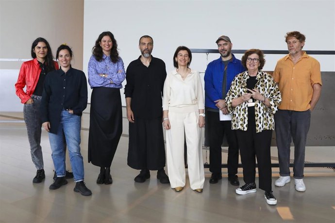 Foto de familia de la presentación de la exposición 'Enredos II' en el Centro Botín, comisariada por el artista ambiental portugués Nuno da Luz (en el centro de la imagen)