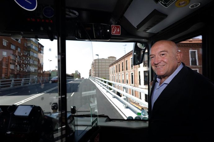 El alcalde de Valladolid, Jesús Julio Carnero, en un autobús de Auvasa que cruza el recién rehabilitado viaducto de Arco de Ladrillo.