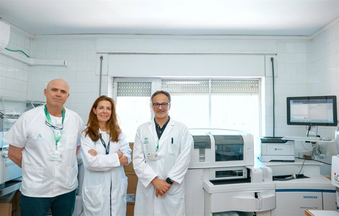 Profesionales del Virgen del Rocío en uno de los laboratorios del centro hospitalario.