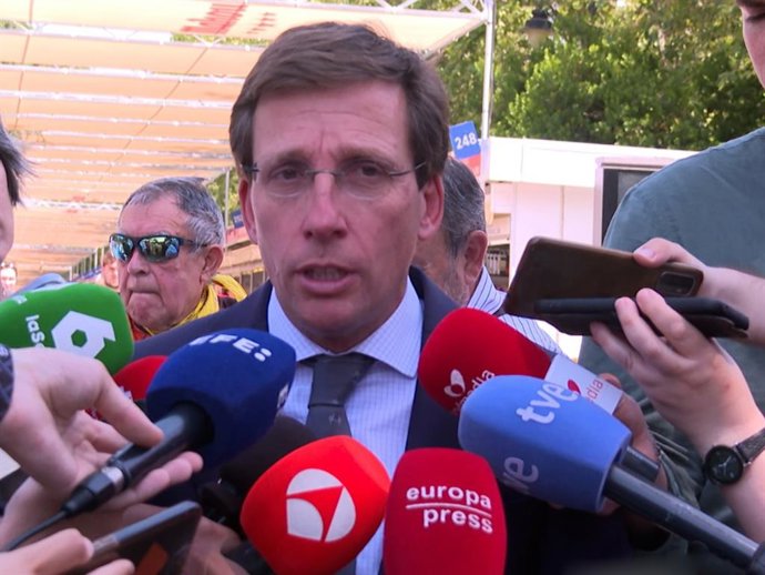 José Luis Martínez-Almeida en la inauguración de la Feria del Libro