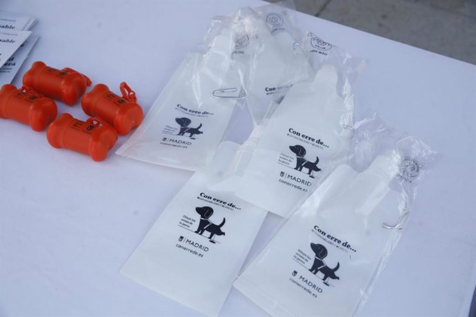 Kits de limpieza de excrementos perrunos del Ayuntamiento de Madrid.