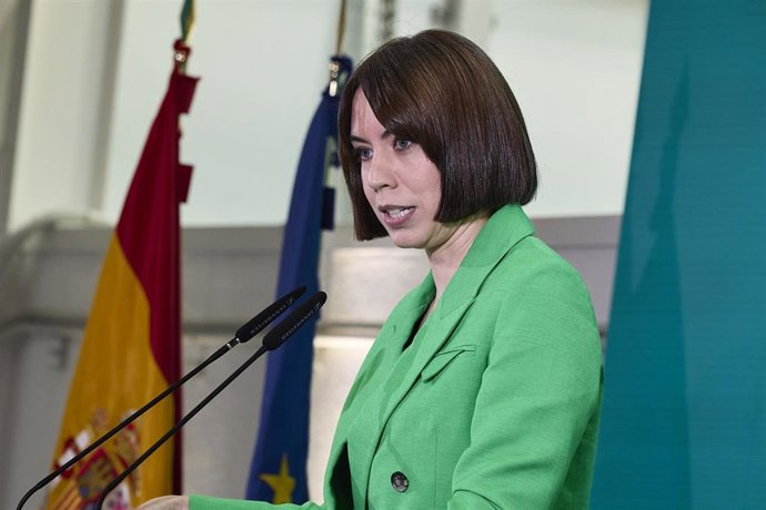 La ministra de Ciencia, Innovación y Universidades, Diana Morant (C)