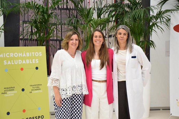 La consejera de Economía, Empresas y Empleo, Patricia Franco, y la directora del centro, Mónica Alcobendas, en la presentación del libro 'Microhábitos saludables', de Beatriz Crespo, en el Hospital Nacional de Parapléjicos.