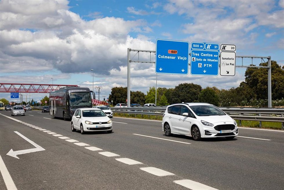 Archivo - Varios coches en la M-607, a 22 de abril de 2025, en Madrid (España). 
