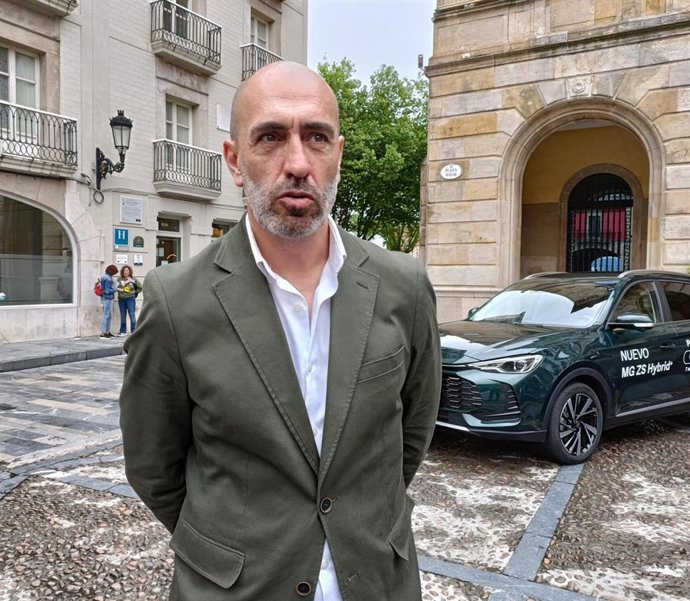 El presidente de Divertia Gijón, Óliver Suárez, en la plaza Mayor.
