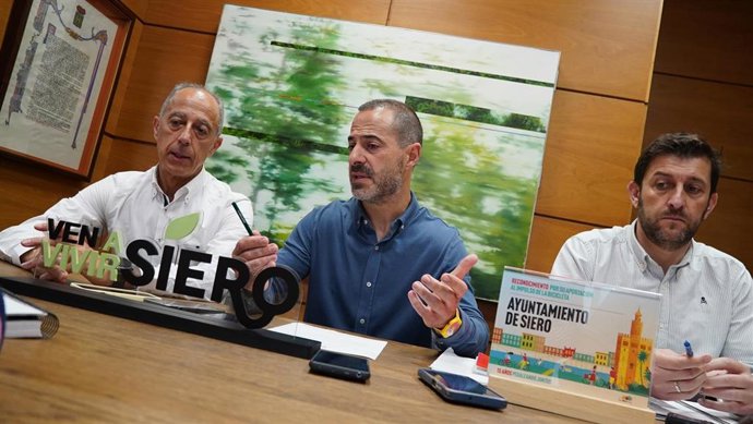 El alcalde de Siero, Ángel García, y el concejal de Deporte, Salud y Protección contra Incendios, Jesús Abad, junto al técnico municipal Juan Antonio Freije.