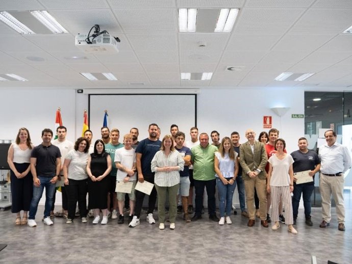 La consejera de Agricultura, Ganadería, Mundo Rural y Medio Ambiente, Noemí Manzanos, y el director general de Desarrollo Rural, David Martín, entregan los diplomas del curso de formación agraria a jóvenes agricultores y ganaderos