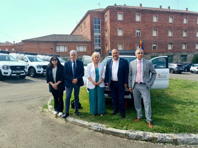 La consejera de Industria, Comercio y Empleo, Leticia García (centro) y el presidente de la Diputación de León, Gerardo Álvarez (a su derecha), durante la presentación de los vehículos.