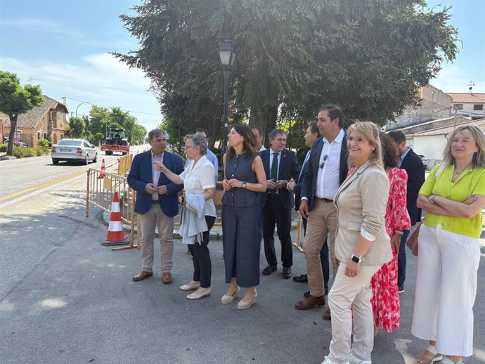 Un momento de la visita de Sanz Merino a las obras de Fuentepelayo