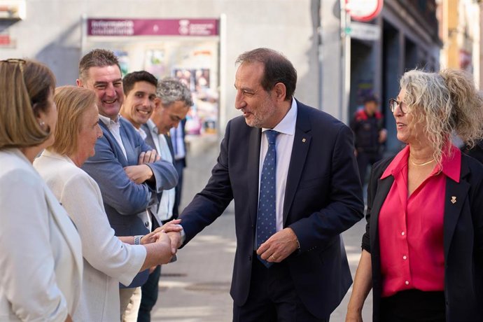El conseller de Justícia, Ramon Espadaler, junto con la alcaldesa de Sant Feliu de Llobregat, Lourdes Borell, y varios concejales