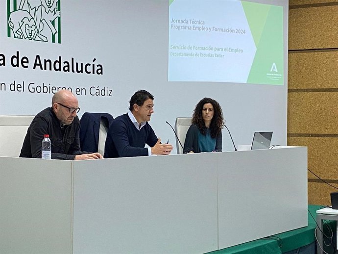 Archivo - El delegado de Empleo, Daniel Sánchez, en la jornada con técnicos del SAE.