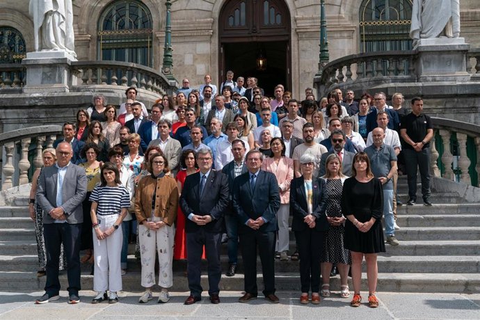 Concentración institucional en repulsa del asesinato de una niña de 13 años en Larraskitu (Bilbao), en las escalinatas del Ayuntamiento de Bilbao.  