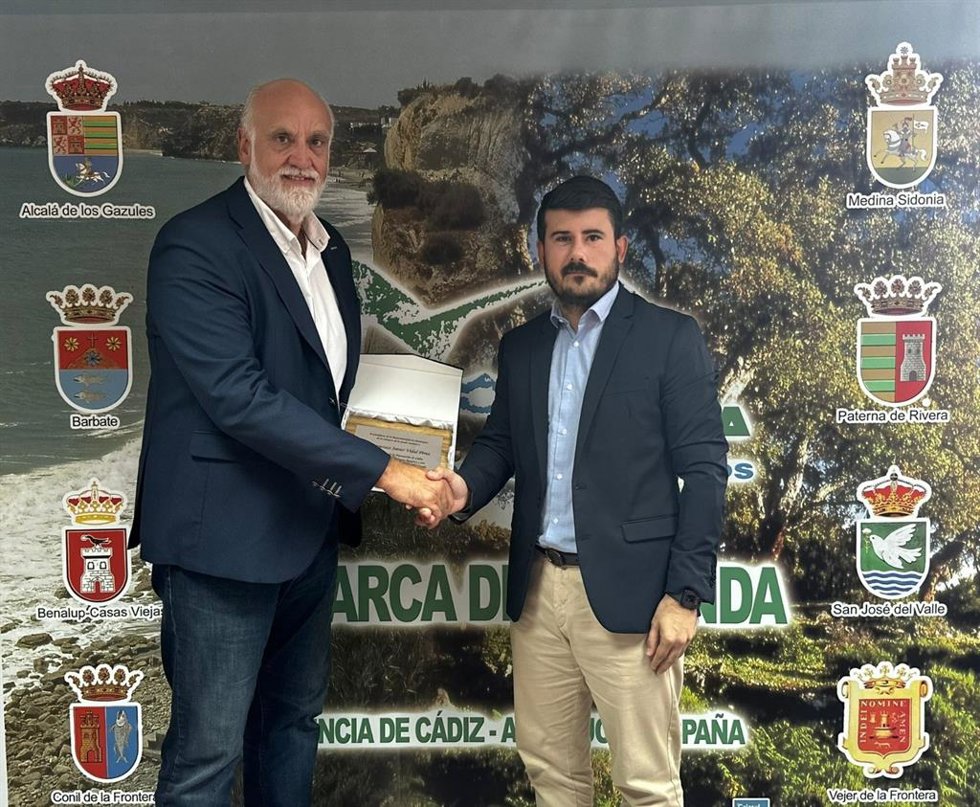 El vicepresidente de la Diputación, Javier Vidal, con el presidente de la Mancomunida de La Janda.