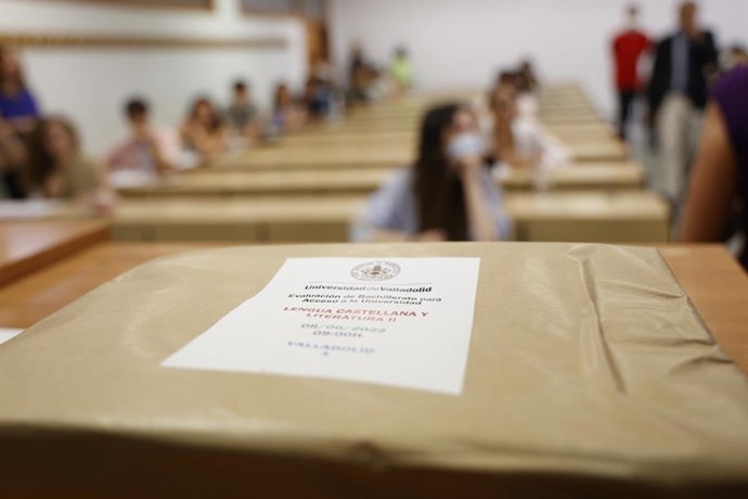 Archivo - Arquivo - Um envelope com as provas de Língua e Literatura Espanhola durante os exames de admissão à universidade de 2022, em 8 de junho de 2022, em Valladolid, Castilla y León (Espanha). Cerca de 10.000 alunos do segundo ano do Bachillerato em 