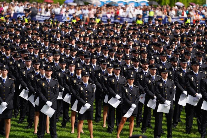 Archivo - Vista general de agentes de policía que han jurado la Escala Básica de la Policía Nacional