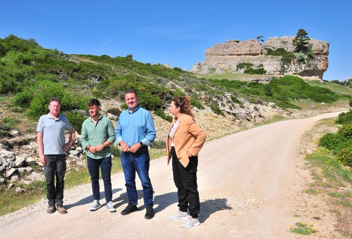 El delegado territorial de Sostenibilidad en Granada, Manuel Francisco García. en su visita al camino conecta con los parajes del Peñón del Toro y Prados del Conde.