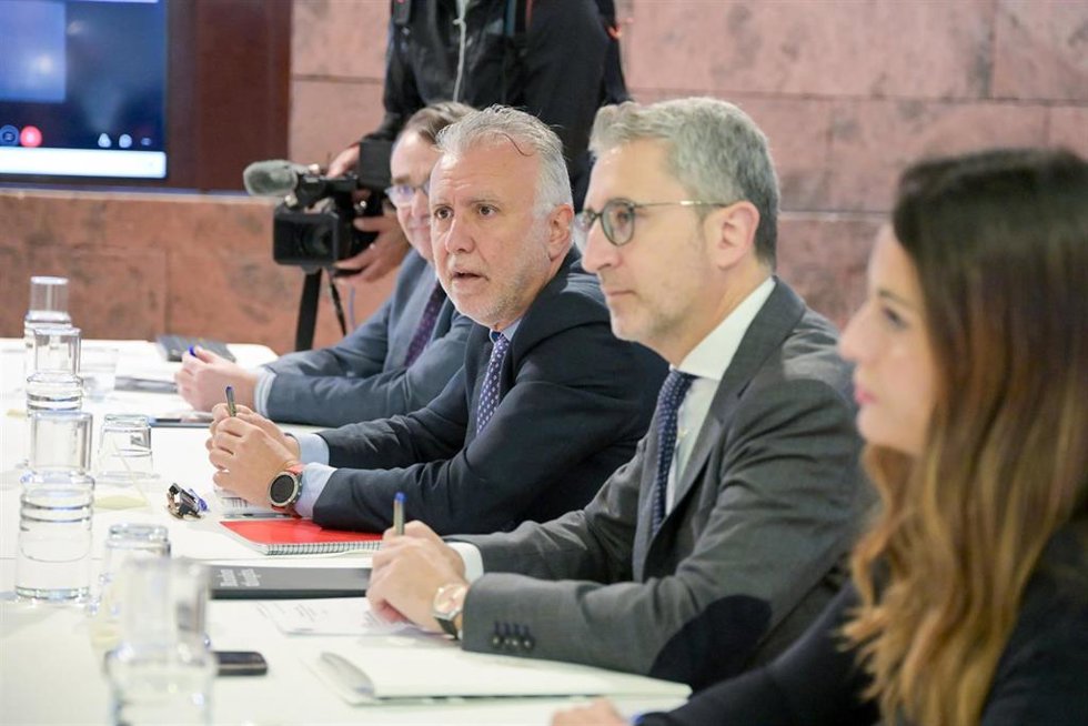 Archivo - El ministro de Política Territorial y Memoria Democrática, Ángel Víctor Torres (i), y el secretario de Estado de Política Territorial, Arcadi España (d), durante una reunión con el presidente de Canarias, Fernando Clavijo, para abordar la dist