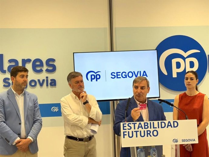 La procuradora Elena Rincón, el consejero de Movilidad José Luis Sanz Merino; el vicepresidente de las Cortes regionales, Francisco Vázquez, y el procurador Javier Carpio