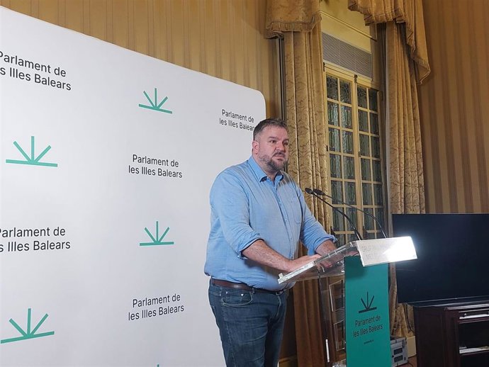 El portavoz parlamentario de MÉS per Mallorca, Lluís Apesteguia, en rueda de prensa
