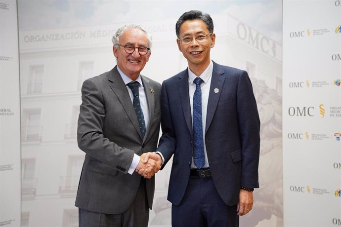 El presidente de la OMC, Tomás Cobo, y el secretario general de la Asociación Médica China, Chunqi Liang.
