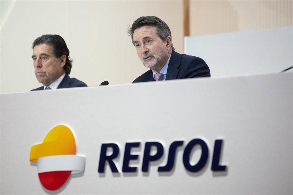 El consejero delegado de Repsol, Josu Jon Imaz (D), durante la Junta General de Accionistas de Repsol, en el Palacio Municipal de Congresos, a 30 de mayo de 2025, en Madrid (España). Durante el encuentro, se ha votado el abono de dos dividendos de 0,5 e