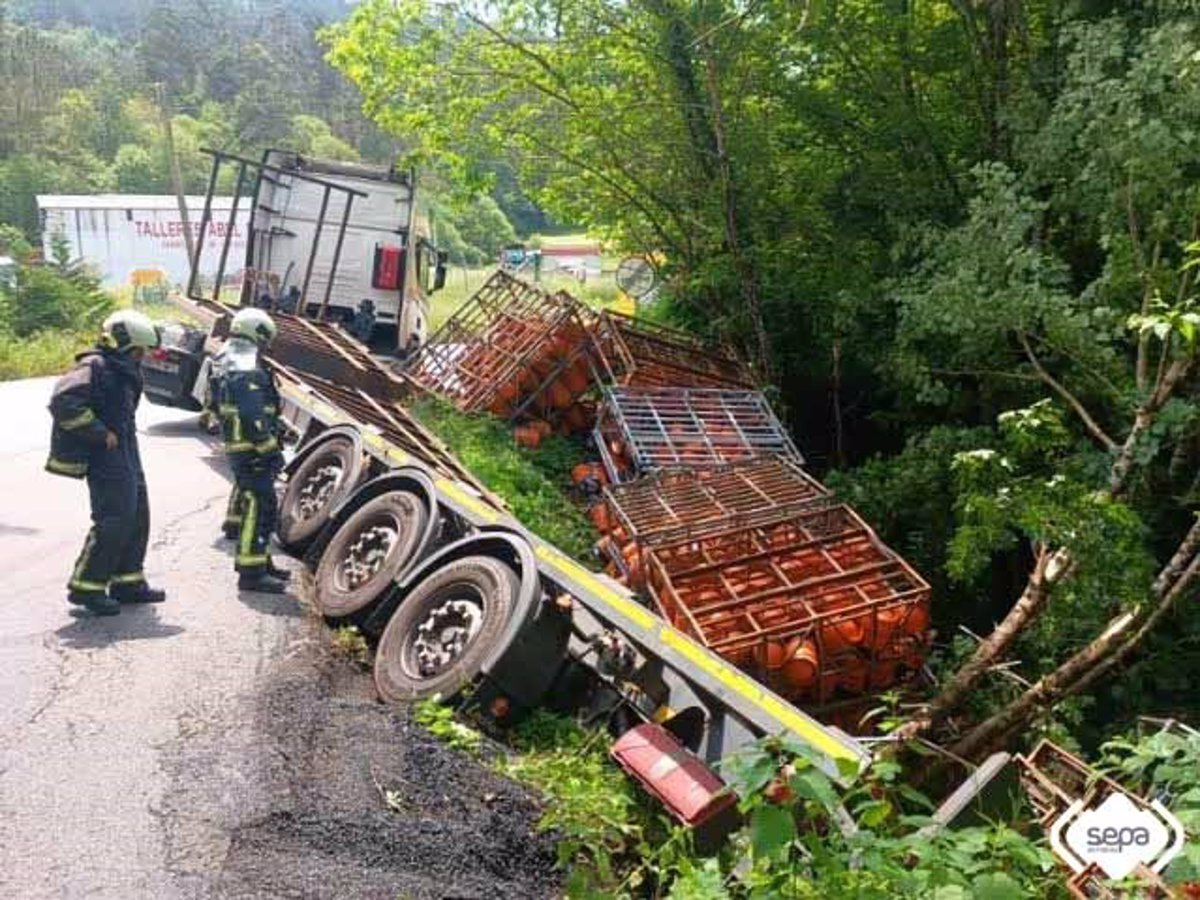 Accidente de un camión cargado de bombonas de gas en Valdés