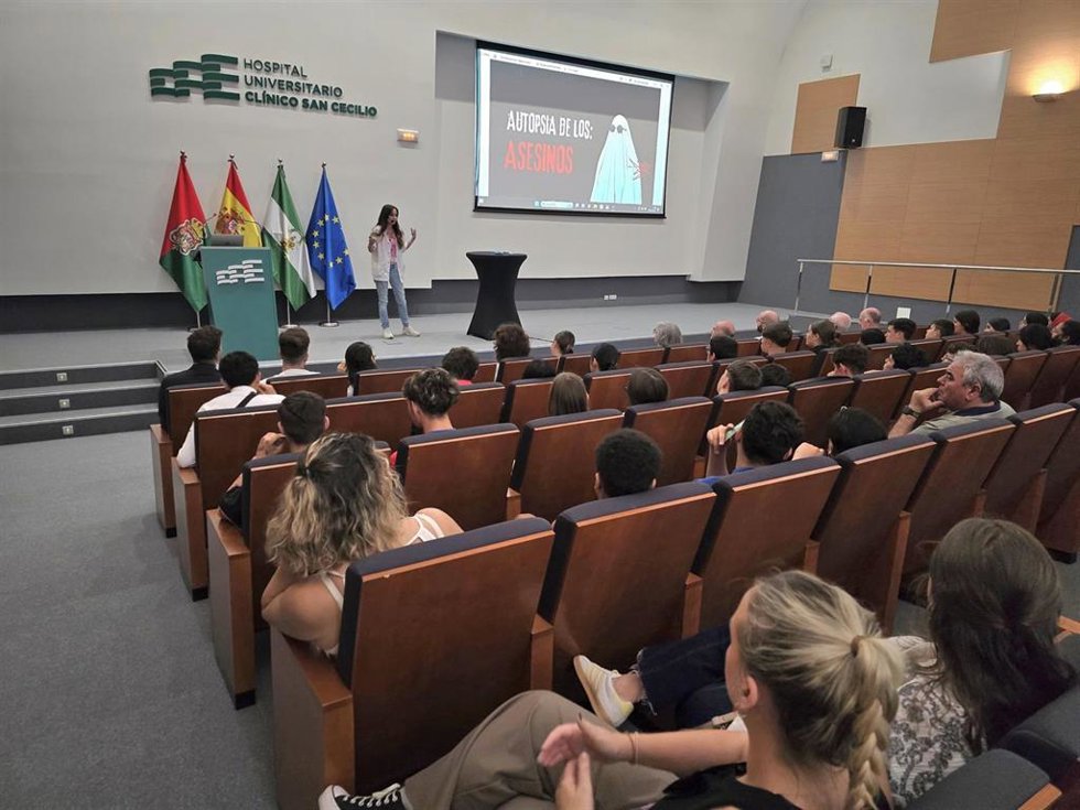 El Hospital Universitario Clínico San Cecilio de Granada imparte una jornada educativa para conmemorar el Día Mundial sin Tabaco.
