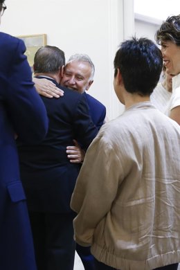 El ministro de Política Territorial y Memoria Democrática, Ángel Víctor Torres (2i), abraza al ministro de Agricultura, Pesca y Alimentación, Luis Planas (i), antes de un Consejo de Ministros, en el Palacio de la Moncloa, a 27 de mayo de 2025, en Madrid (