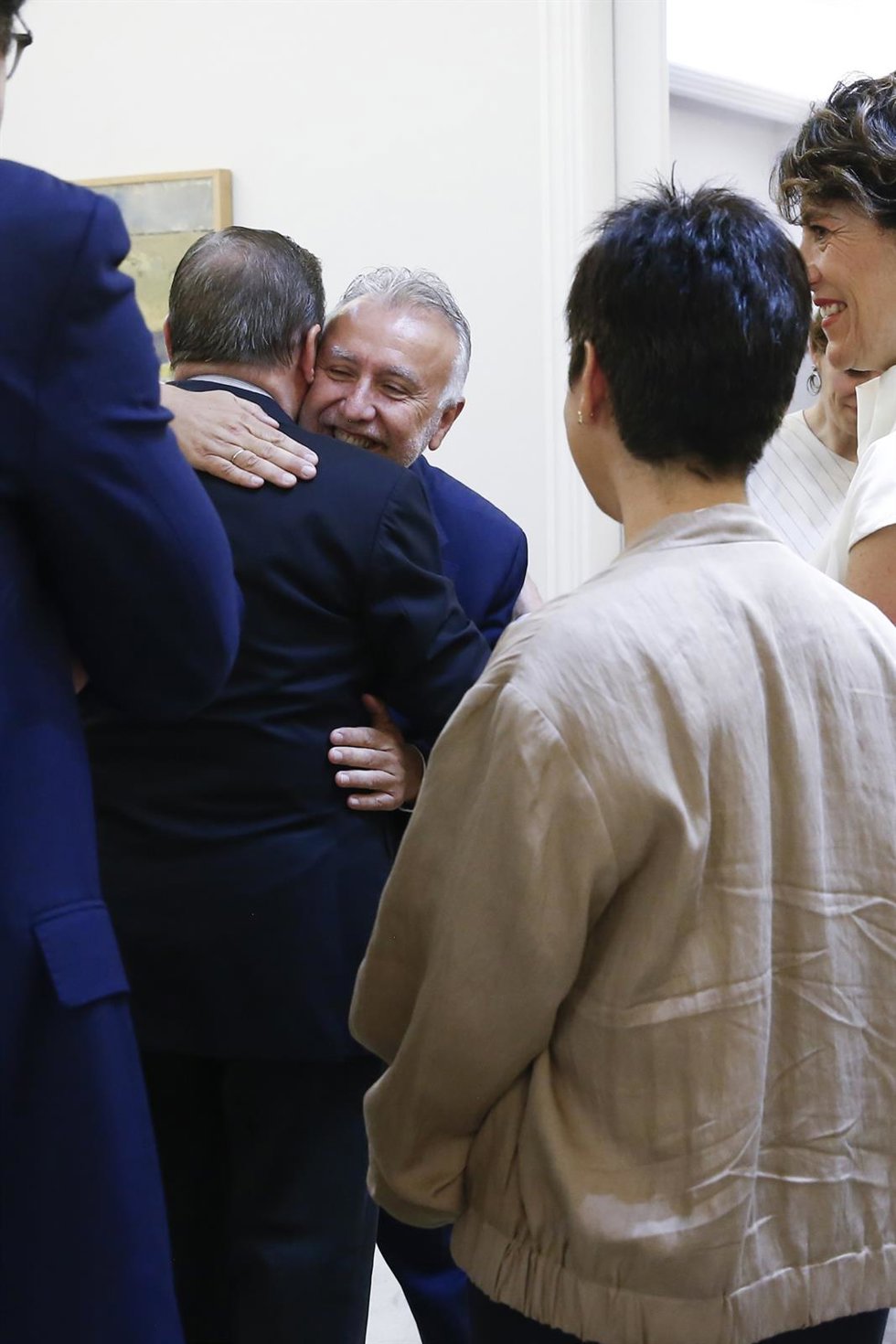 El ministro de Política Territorial y Memoria Democrática, Ángel Víctor Torres (2i), abraza al ministro de Agricultura, Pesca y Alimentación, Luis Planas (i), antes de un Consejo de Ministros, en el Palacio de la Moncloa, a 27 de mayo de 2025, en Madrid