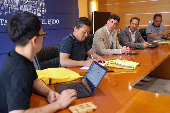 Representantes del Ayuntamiento de El Ejido (Almería) se reúnen con una delegación japonesa en el marco de una visita institucional centrada en el sector agroindustrial.