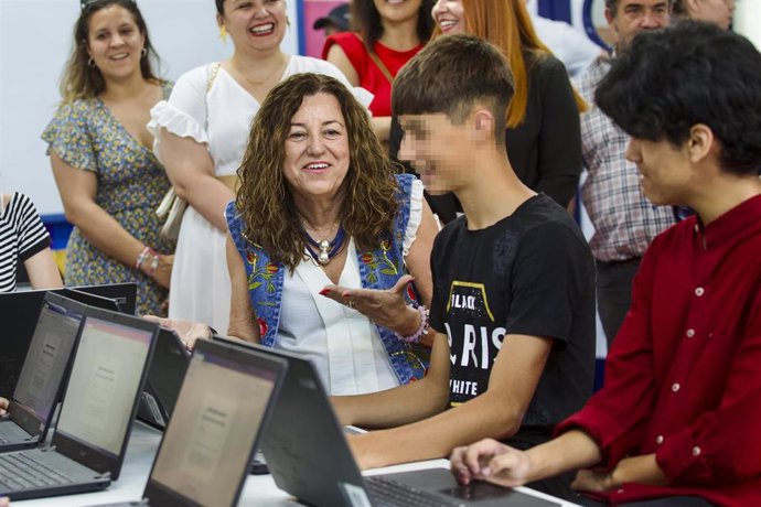 La consejera de Desarrollo Educativo y Formación Profesional de la Junta de Andalucía, Carmen Castillo, durante la visita al Instituto de Educación Secundaria Turóbiga en Aroche (Huelva) donde ha entregado Aulas Digitales Interactivas.