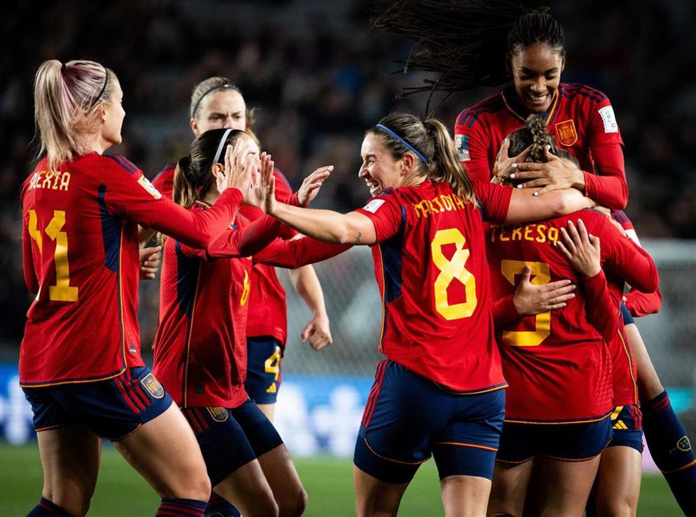 Archivo - La selección española de fútbol femenino celebrando un gol. 