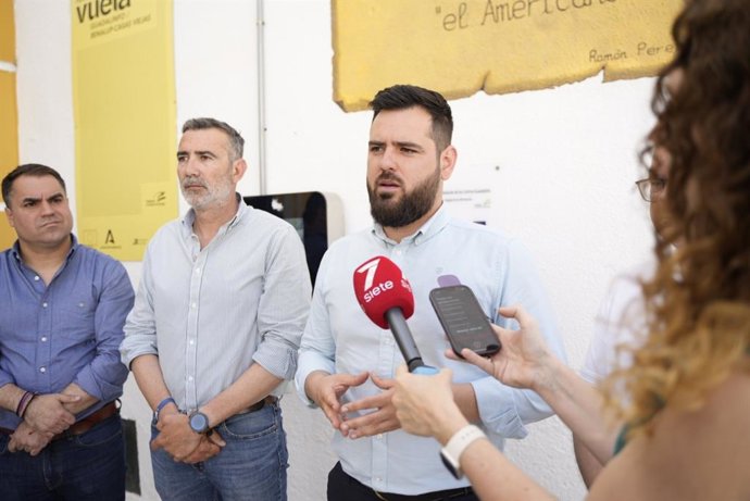 El secretario adjunto de Organización del PSOE-A, Alejandro Moyano, atiende a los medios en Benalup-Casas Viejas (Cádiz).