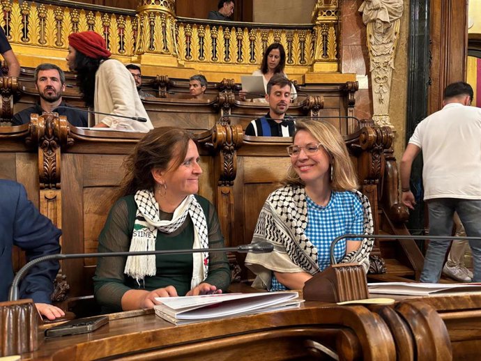 La portavoz de los Comuns, Gemma Tarafa, y su líder, Janet Sanz, visten un pañuelo palestino en el pleno de mayo del Ayuntamiento de Barcelona