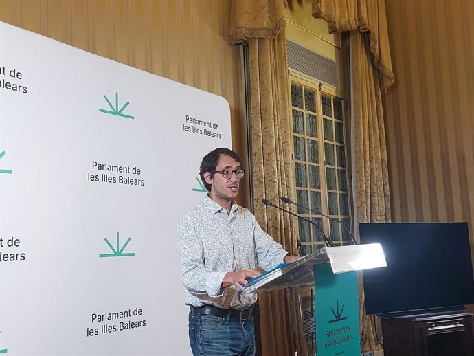 El portavoz parlamentario del PSIB, Iago Negueruela, en rueda de prensa