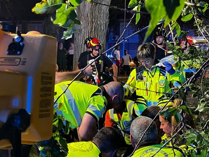 Efectivos de Samur PC atienden a un herido en Madrid