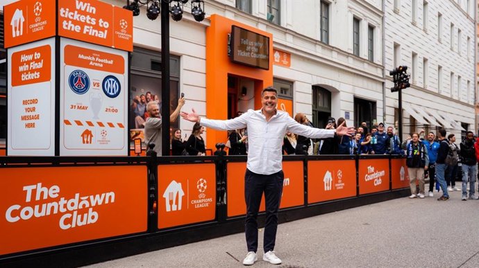 Former Inter Milan player Júlio César opens the Just Eat Takeaway Countdown Club with fans